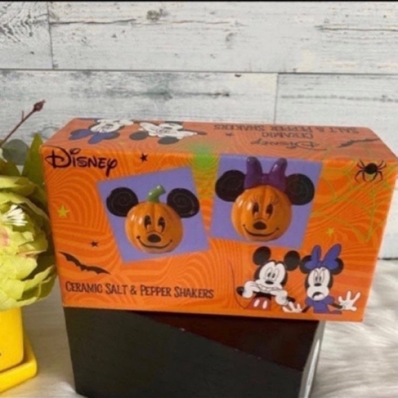 Disney Mickey Minnie Salt & Pepper Shakers - Picture 4 of 5